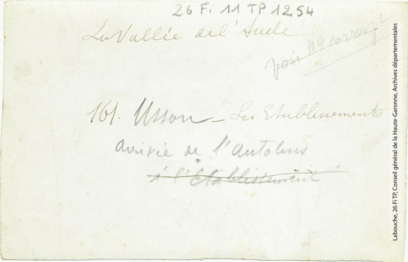 La vallée de l'Aude. 161. Usson : les établissements : arrivée de l'autobus. - Toulouse : maison Labouche frères, [entre 1910 et 1930]. - Photographie (1910/1930) - verso